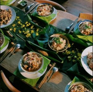 提供された麺スープのボウル